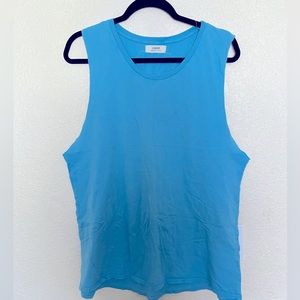 Active wear cut off T shirt.